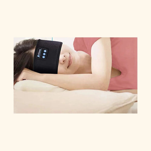 Femme dormant sur le côté avec le bandeau audio