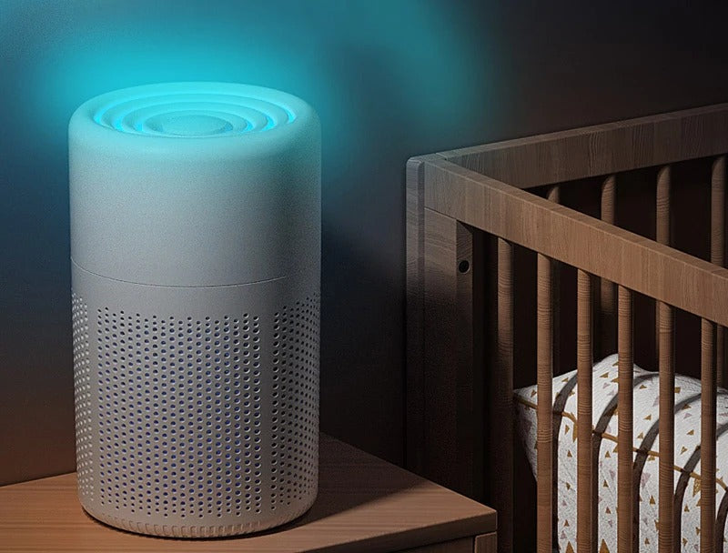 Purificateur HEPA veilleuse cyan près d'un lit — photo réelle