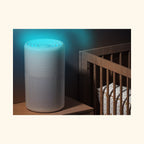 Purificateur d'air HEPA la nuit près d'un lit bébé